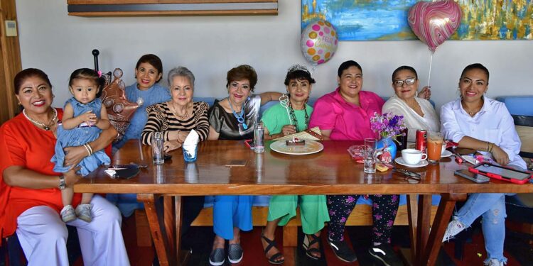 Foto: Rubén Morales // Lirio Acevedo, Adriana Ocaña, Soco Ayuso, Susy Villanueva, Cristy Montoya, Montse Villalobos, Paola Acevedo y su nena Belly.
