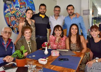 Toda la familia se reunió para brindar su cariño a la feliz festejada.