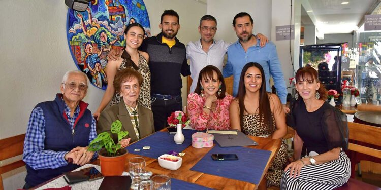 Toda la familia se reunió para brindar su cariño a la feliz festejada.