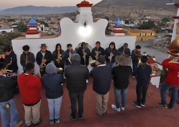 Una de las ocho bandas de música de la comunidad anuncia con una serenata el inicio de la Cuaresma.