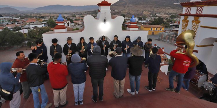 Una de las ocho bandas de música de la comunidad anuncia con una serenata el inicio de la Cuaresma.