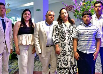 Fotos: Rubén Morales // Con su esposa Dominik y sus hijos Roberta, Alan, Rubén Darío y José Pablo.