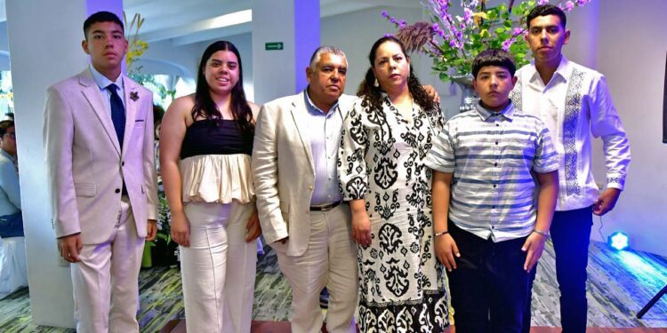 Fotos: Rubén Morales // Con su esposa Dominik y sus hijos Roberta, Alan, Rubén Darío y José Pablo.