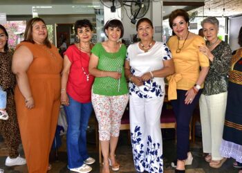 Fotos: Rubén Morales // Adriana Ocaña compartió con sus amigas la alegría de cumplir un año más de vida.