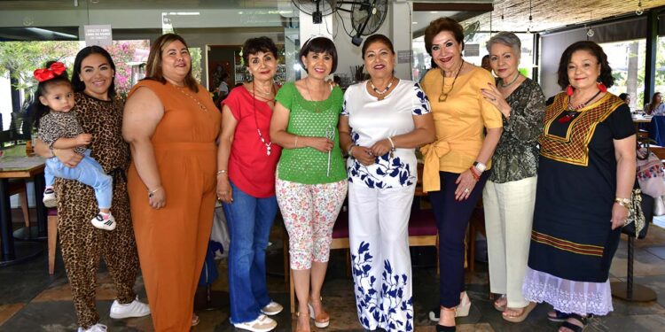 Fotos: Rubén Morales // Adriana Ocaña compartió con sus amigas la alegría de cumplir un año más de vida.