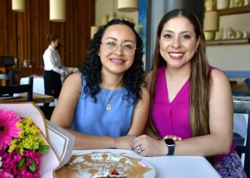 Foto: Rubén Morales // Mar Cruz Gallegos en compañía de su amiga Thaly Arrazola.