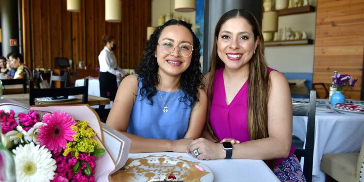 Foto: Rubén Morales // Mar Cruz Gallegos en compañía de su amiga Thaly Arrazola.