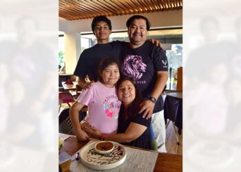 Foto: Rubén Morales // Su esposo Josué Alcázar y sus hijos Mitchel y Valentina Alcázar la acompañaron para celebrar este día.