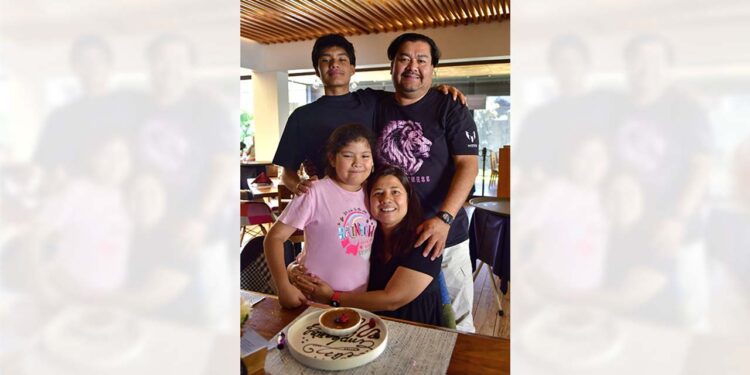 Foto: Rubén Morales // Su esposo Josué Alcázar y sus hijos Mitchel y Valentina Alcázar la acompañaron para celebrar este día.