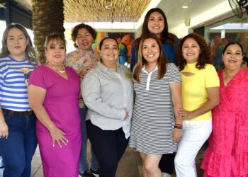Fotos: Rubén Morales // Sus amigas las colmaron de felicitaciones y buenos deseos por un año más de vida.