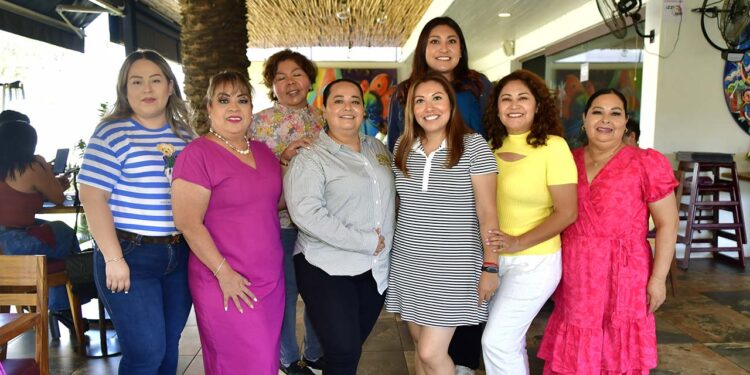 Fotos: Rubén Morales // Sus amigas las colmaron de felicitaciones y buenos deseos por un año más de vida.