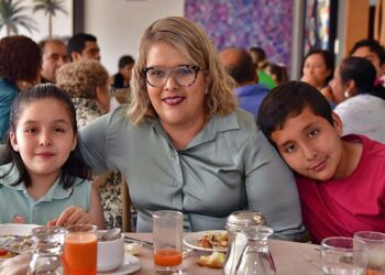 Foto: Rubén Morales // Yazmín Hernández, felizmente acompañada de sus hijos: Romina y Juan Pablo López Hernández.
