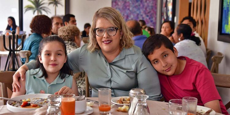 Foto: Rubén Morales // Yazmín Hernández, felizmente acompañada de sus hijos: Romina y Juan Pablo López Hernández.