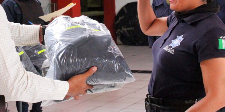 Foto: redes sociales – ilustrativa // entregan equipo táctico a los policías municipales.