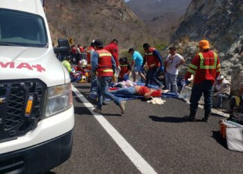 El hecho ocurrió cuando el autobús turístico circulaba por cita autopista, después de que los pasajeros participaran en la concentración masiva convocada por la presidenta de la República
