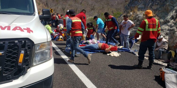 El hecho ocurrió cuando el autobús turístico circulaba por cita autopista, después de que los pasajeros participaran en la concentración masiva convocada por la presidenta de la República