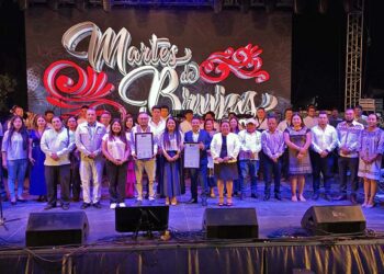 Foto: cortesía // El congreso local entregó los pergaminos que reconocen y declaran a la Tradición de los Martes de Brujas como bien cultural inmaterial o intangible del Estado de Oaxaca.