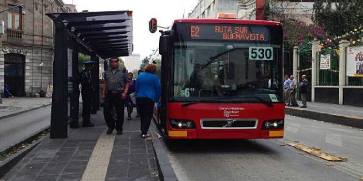 ¡Alerta en el Metrobús! Estudiante es drogada y reacciona en un hotel del EDOMEX