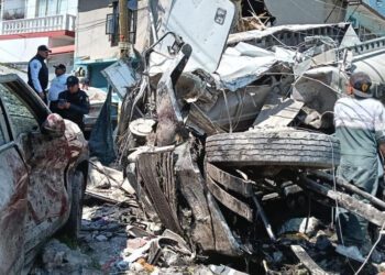 VIDEO | Desconcertante accidente de tráiler en Naucalpan deja 2 personas heridas y 4 viviendas destruidas