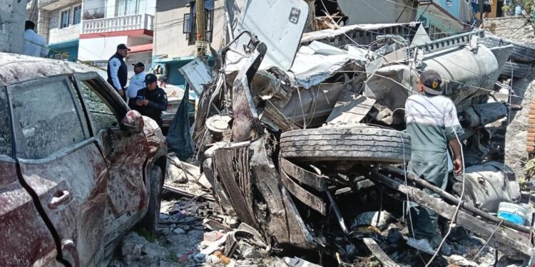 VIDEO | Desconcertante accidente de tráiler en Naucalpan deja 2 personas heridas y 4 viviendas destruidas
