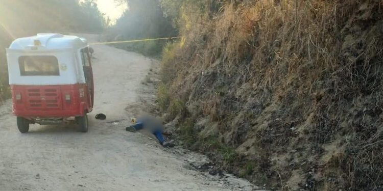Acribillan a balazos a mototaxista en un camino de terracería de Santo Domingo de Morelos