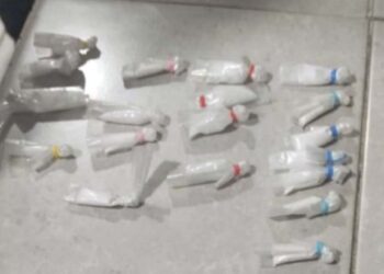 Al revisar al joven le hallaron las posibles dosis de droga.