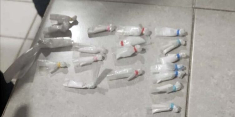 Al revisar al joven le hallaron las posibles dosis de droga.