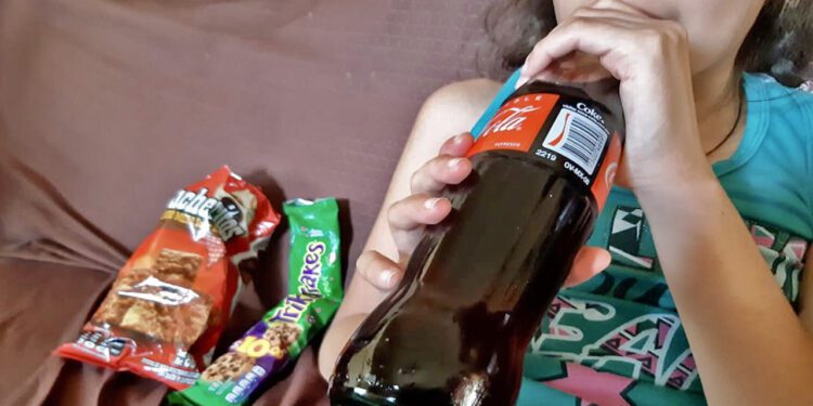 Foto: Archivo El Imparcial // Ante la crisis de sobrepeso y obesidad infantil en México, prohíben la comida chatarra y refrescos en las escuelas.