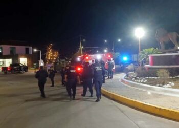 Atienden a motociclista derrapado.