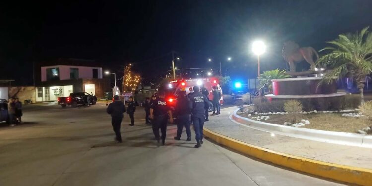 Atienden a motociclista derrapado.