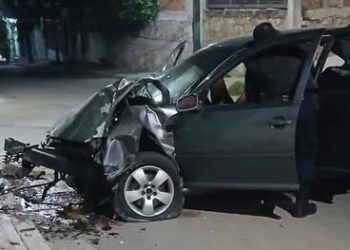 Hallan sin vida a joven en interior de auto siniestrado y abandonado