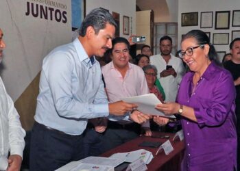 Foto: Adrián Gaytán // Autoridades municipales entregaron los nombramientos respectivos a las y los agentes.