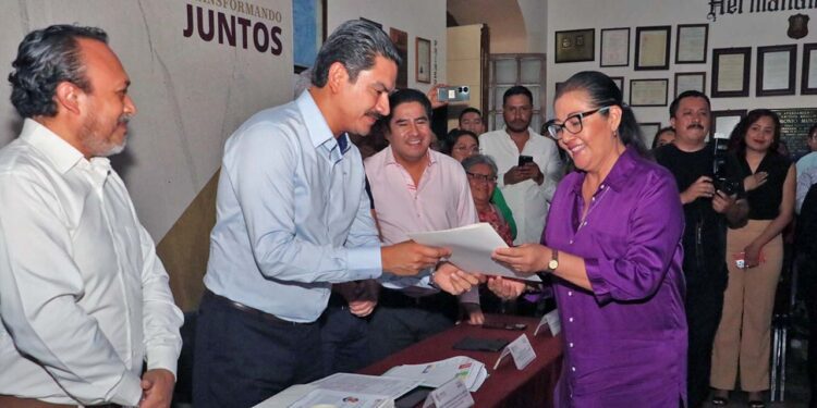 Foto: Adrián Gaytán // Autoridades municipales entregaron los nombramientos respectivos a las y los agentes.