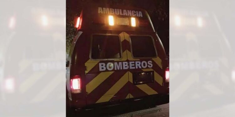 Auxilian a joven lesionado.