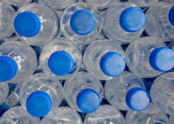 ¿El agua embotellada realmente caduca?
