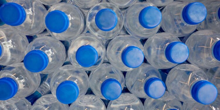 ¿El agua embotellada realmente caduca?