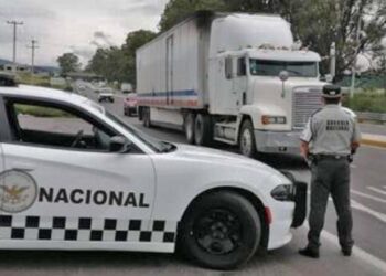 Al ser auxiliado por la Guardia Nacional, un chofer señaló que hombres armados intentaron despojarlo de su unidad.
