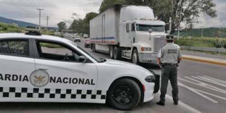 Al ser auxiliado por la Guardia Nacional, un chofer señaló que hombres armados intentaron despojarlo de su unidad.