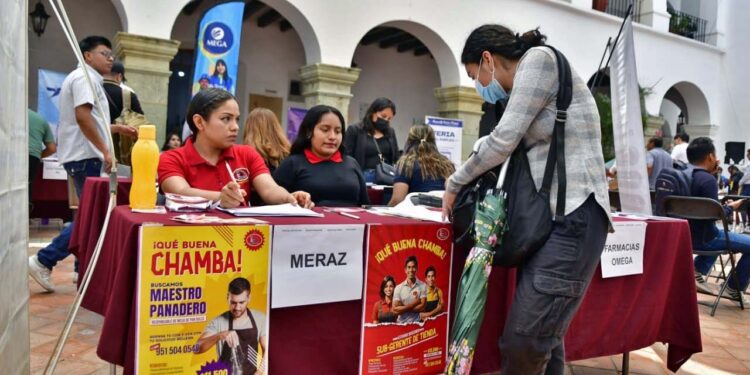 Foto: Rubén Morales // Alrededor de 30 empresas presentaron sus vacantes en el segundo patio de Palacio Municipal.