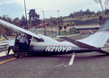 Avioneta aterriza de emergencia en la nueva carretera Real del Monte-Huasca, Hidalgo