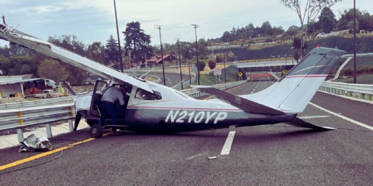 Avioneta aterriza de emergencia en la nueva carretera Real del Monte-Huasca, Hidalgo