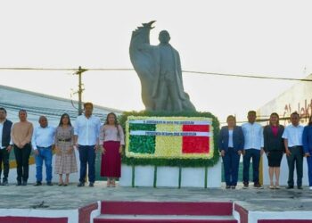 Foto: cortesía // Autoridades de Xoxocotlán realizaron una guardia de honor y depositaron una ofrenda floral en el Monumento a Juárez.