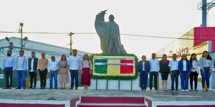 Foto: cortesía // Autoridades de Xoxocotlán realizaron una guardia de honor y depositaron una ofrenda floral en el Monumento a Juárez.
