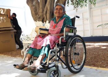 Foto: cortesía // Benefician a 21 oaxaqueñas y oaxaqueños con sillas de ruedas todoterreno.