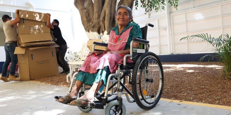 Foto: cortesía // Benefician a 21 oaxaqueñas y oaxaqueños con sillas de ruedas todoterreno.