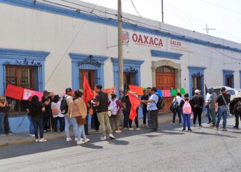 Bloquean las oficinas centrales de los Servicios de Salud.
