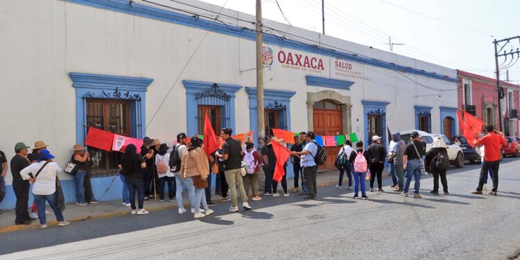 Bloquean las oficinas centrales de los Servicios de Salud.