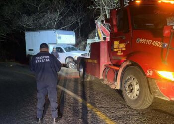 Con ayuda de una grúa se remolcó la camioneta.