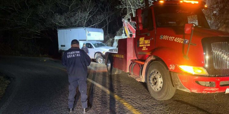 Con ayuda de una grúa se remolcó la camioneta.