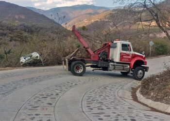 Con la ayuda de una grúa fue sacado del barranco el automóvil.